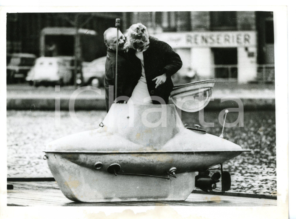 1963 COPENAGHEN Jytte JENSEN entering into a submarine *Photo 20x15 cm