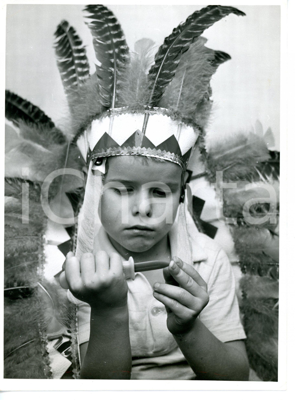 1959 STOCKHOLM Bambino travestito da Indiano d'America con pugnale giocattolo