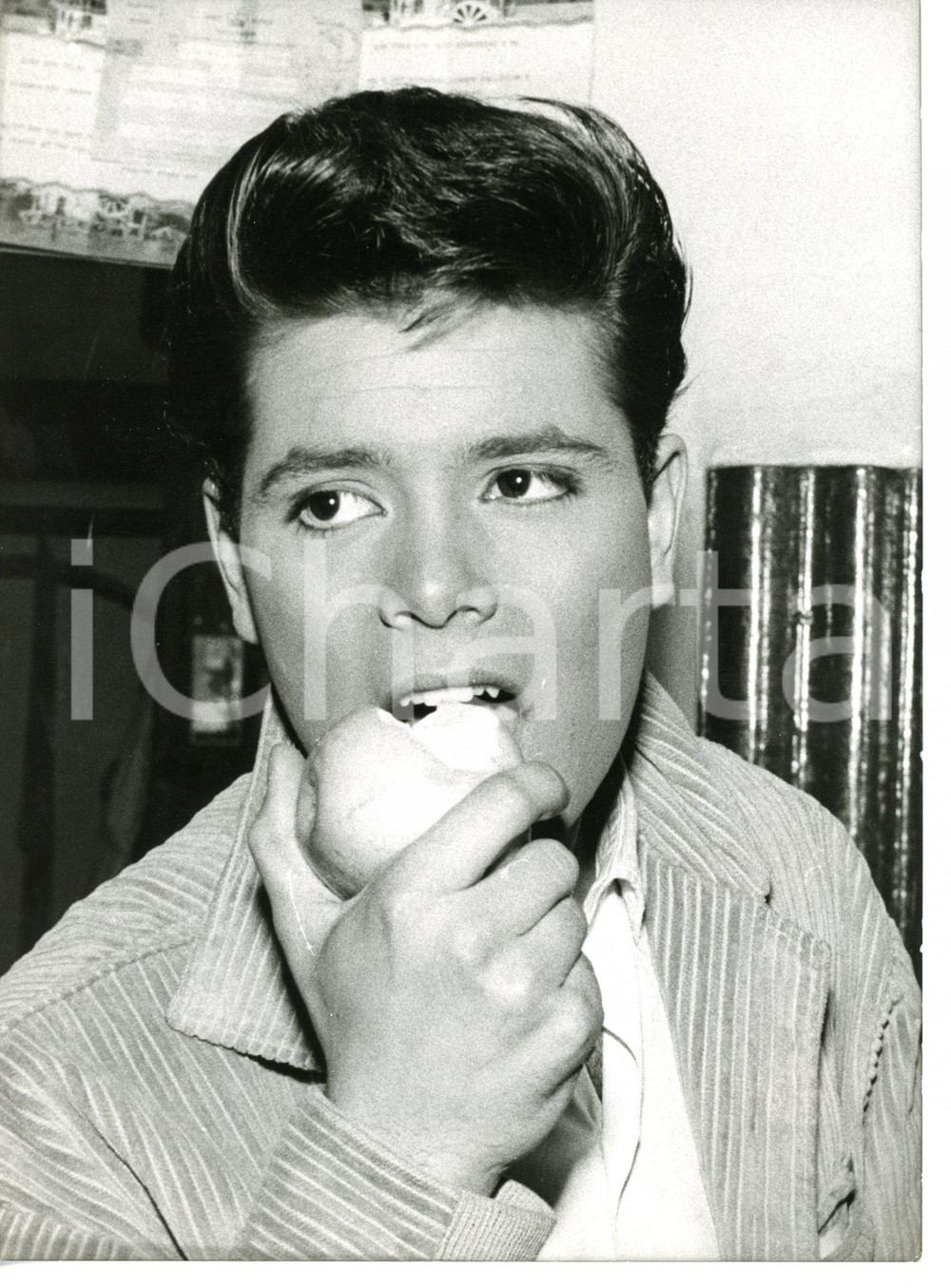 1960 LONDON Il cantante Cliff RICHARD addenta una mela *Foto 15x20 cm