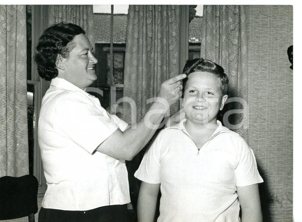 1960 LONDON L'aspirante attore Chris TURNER con la madre in camerino *Foto