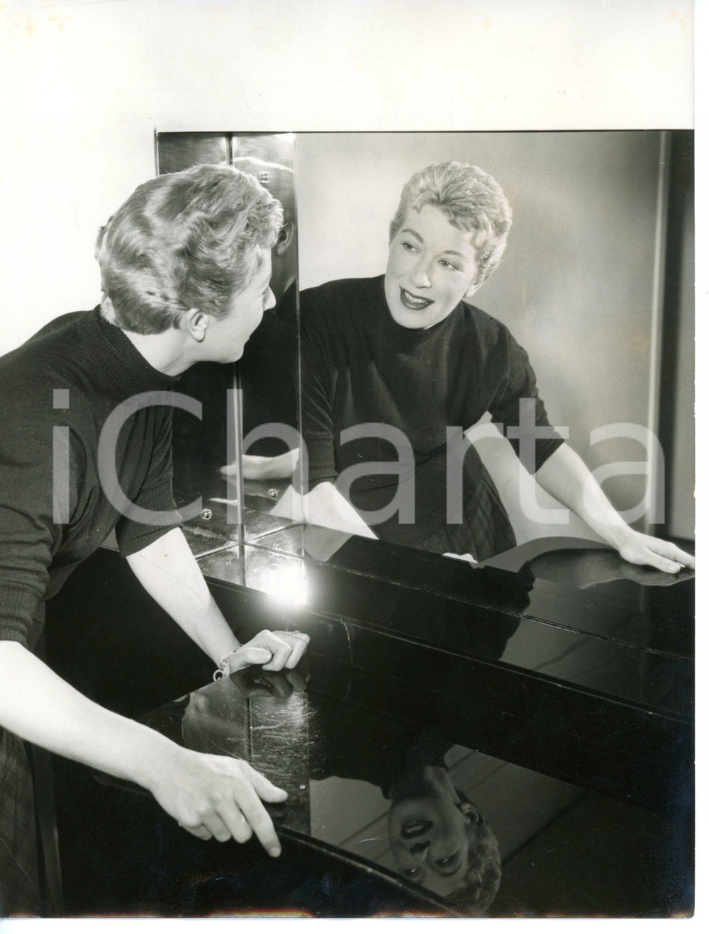 1954 LONDON L'attrice Barbara KELLY allo specchio in camerino *Foto 15x20 cm