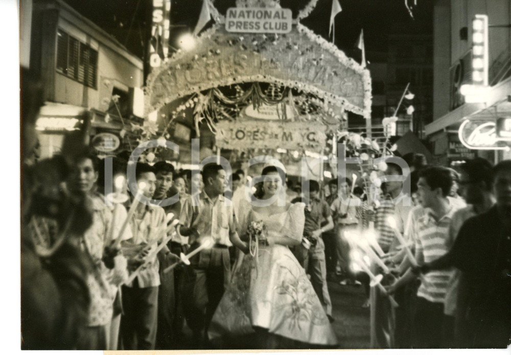 1960 MANILA Young girl during traditional "Flores de Mayo" ceremony - Foto 18x13