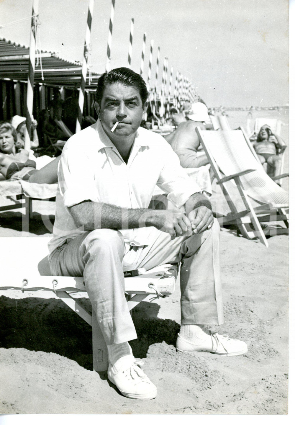 1955 ca LIDO DI VENEZIA L'attore Kurt KASZNAR fuma una sigaretta *Foto 13x18 cm