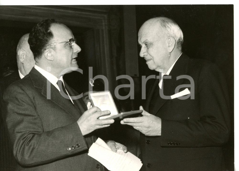 1958 ROMA Urbano CIOCCETTI consegna premio "Cultori di Roma" ad Axel BOETHIUS