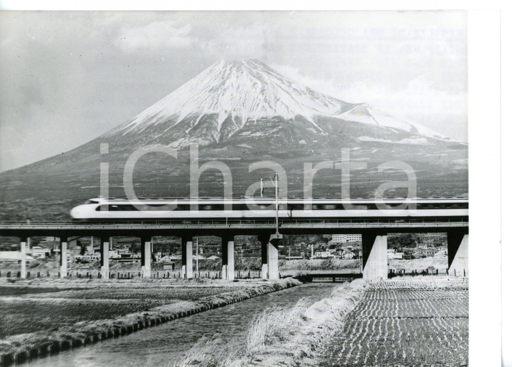 1965 ca JAPAN Passaggio del treno TOKAIDO EXPRESS con Monte Fuji sullo sfondo