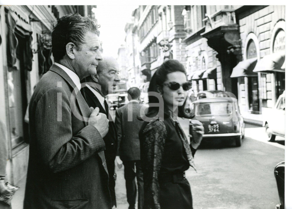 1967 ROMA Ira e Tassilo FURSTENBERG a passeggio in via dei Condotti *Foto 18x13