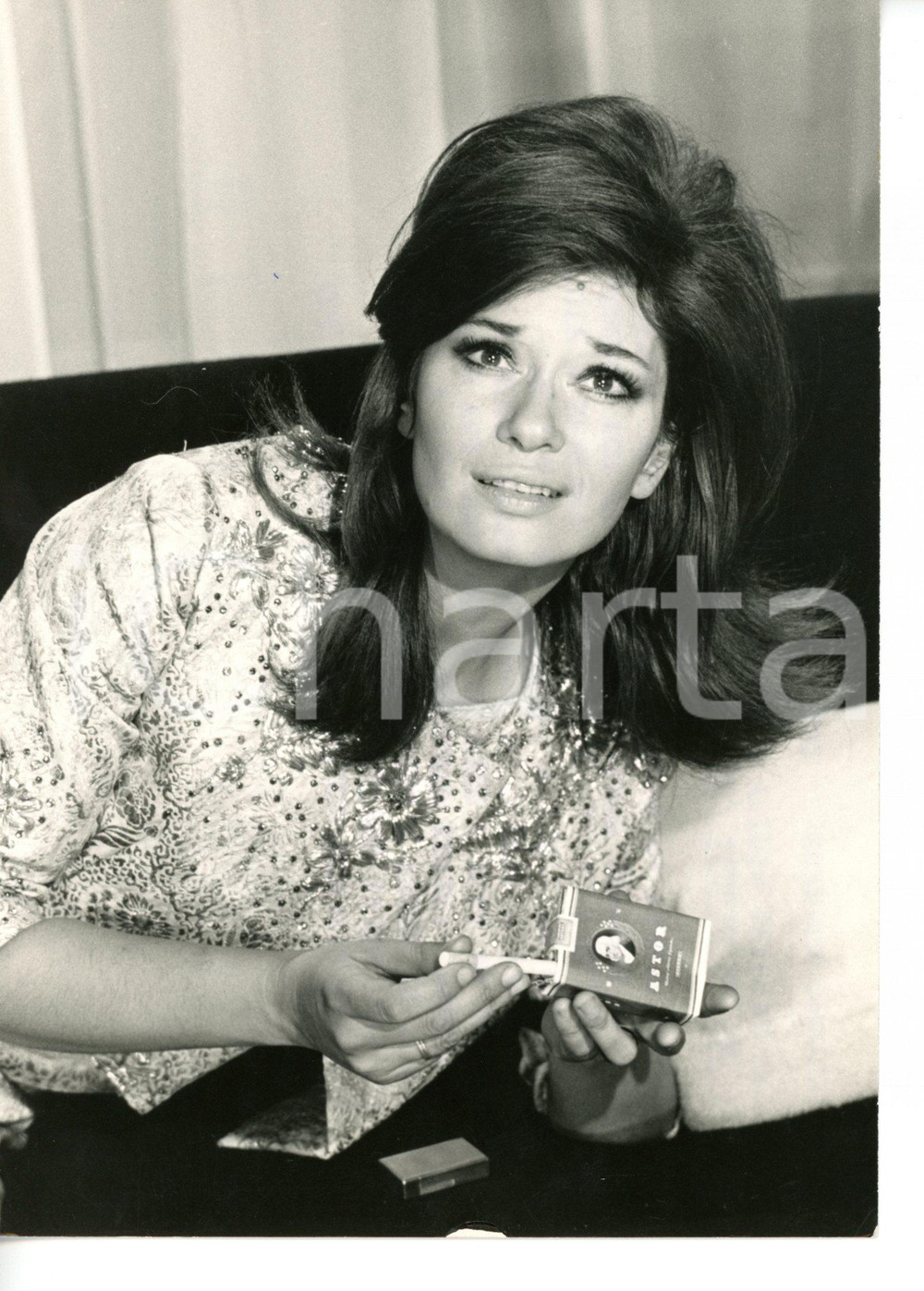 Fotografia d epoca originale 1966 COLOGNO MONZESE Lea MASSARI con pacchetto di sigarette ASTOR Foto 13x18 1