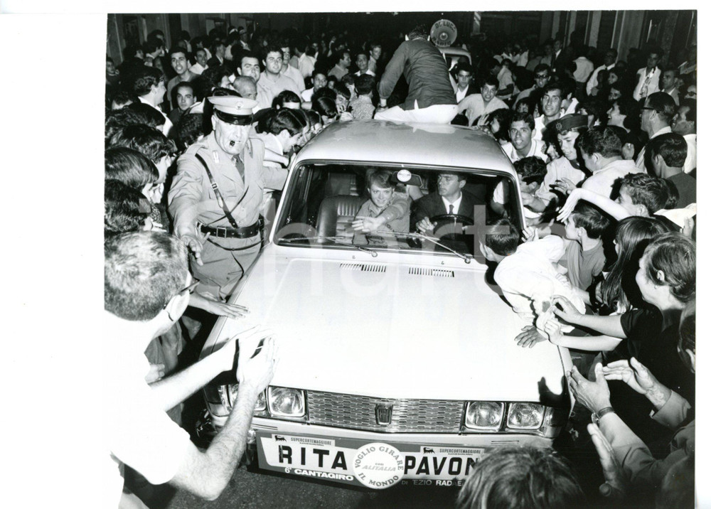 1967 SICILIA - VI CANTAGIRO Rita PAVONE assediata dai fan *Foto 18x13 cm