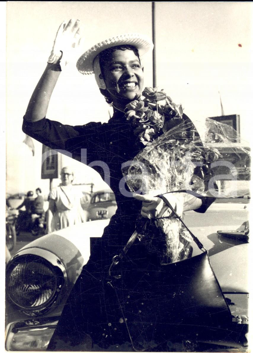 1955 FESTIVAL DI CANNES Dorothy DANDRIDGE riceve fiori al suo arrivo *Foto 11x15