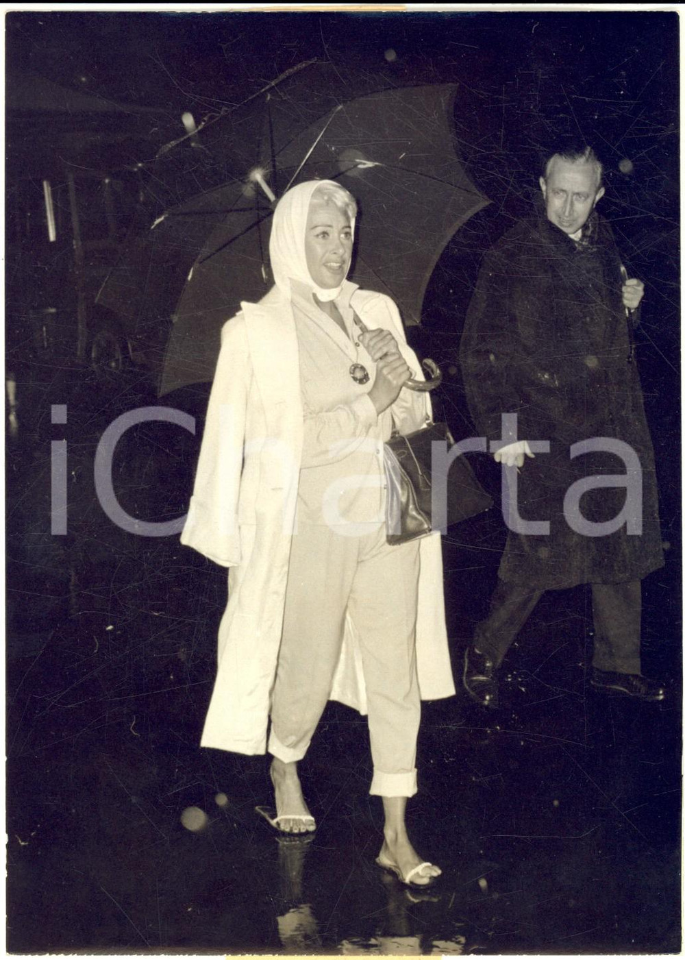 1958 NICE Martine CAROL in sandali sotto la pioggia al ritorno da Tahiti *Foto