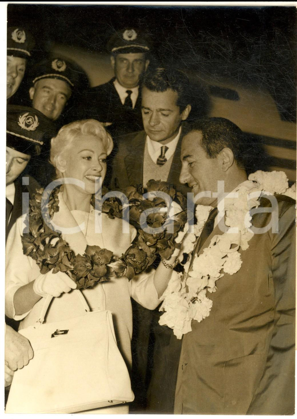1957 PARIS Martine CAROL e Ralph HABIB in partenza per Tahiti *Foto 13x18 cm