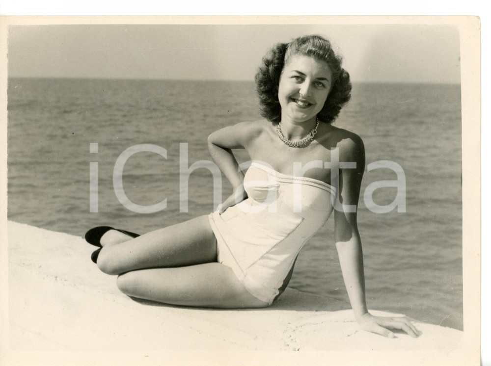 1953 MARGATE Patricia MADGEWICK after winning "Shapely silhouette" competition