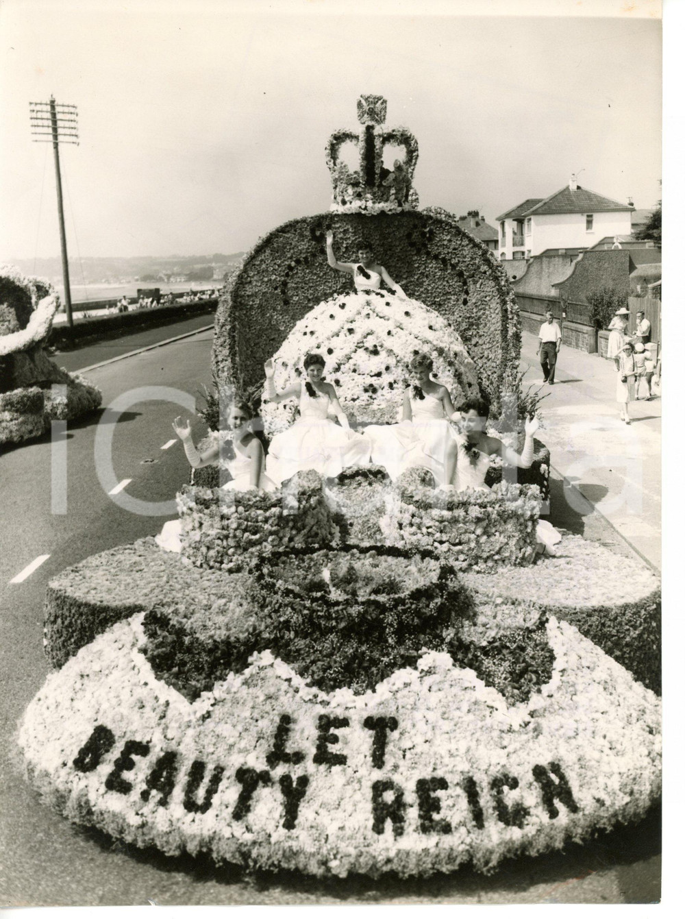 1957 JERSEY (CHANNEL ISLANDS) Margaret EDWARDS during Carnival procession *Photo