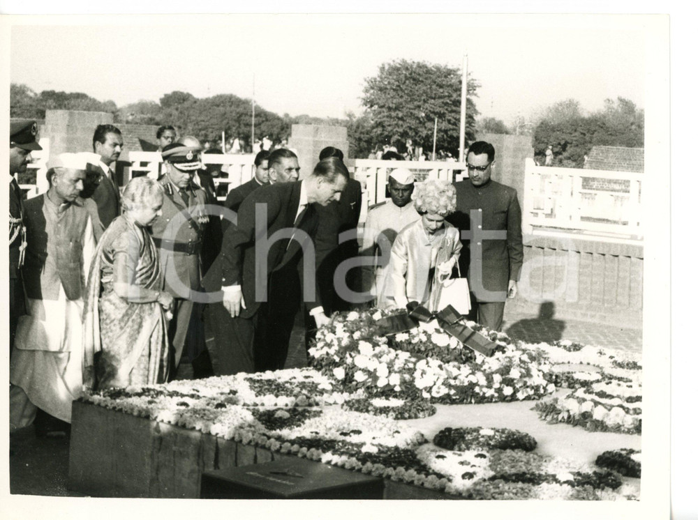 1961 NEW DELHI Queen ELIZABETH II and Prince PHILIP putting wreath on the Shrine