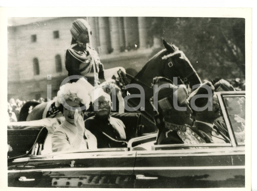 1961 NEW DELHI Queen ELIZABETH II riding with President Rajendra PRASAD *Foto