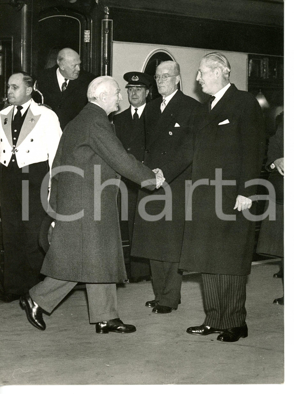 1959 LONDON Victoria Station - Harold MACMILLAN greeting Antonio SEGNI *Photo