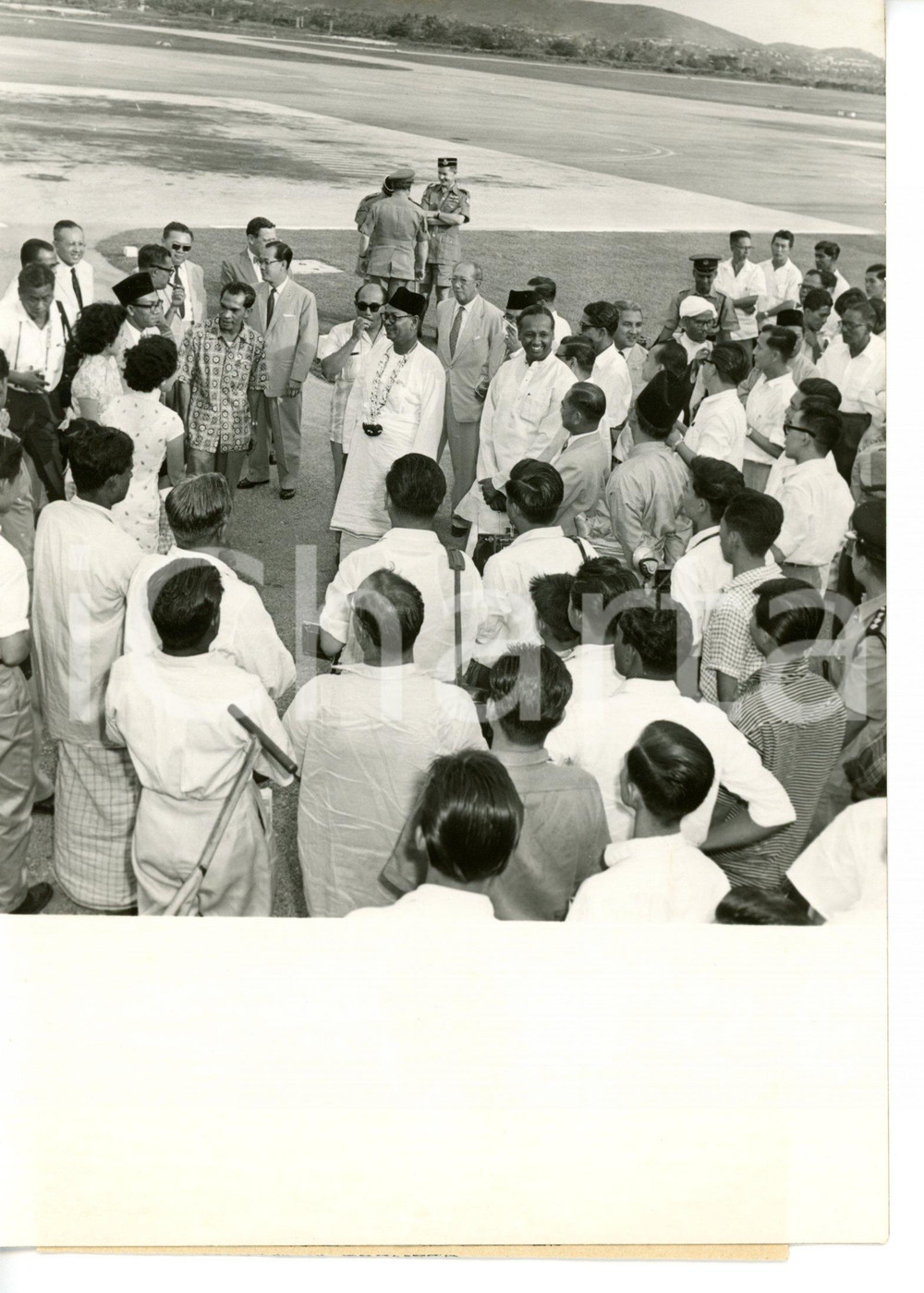 1959 KUALA LUMPUR Tunku Abdul RAHMAN welcomed by the crowd *Photo 13x18 cm