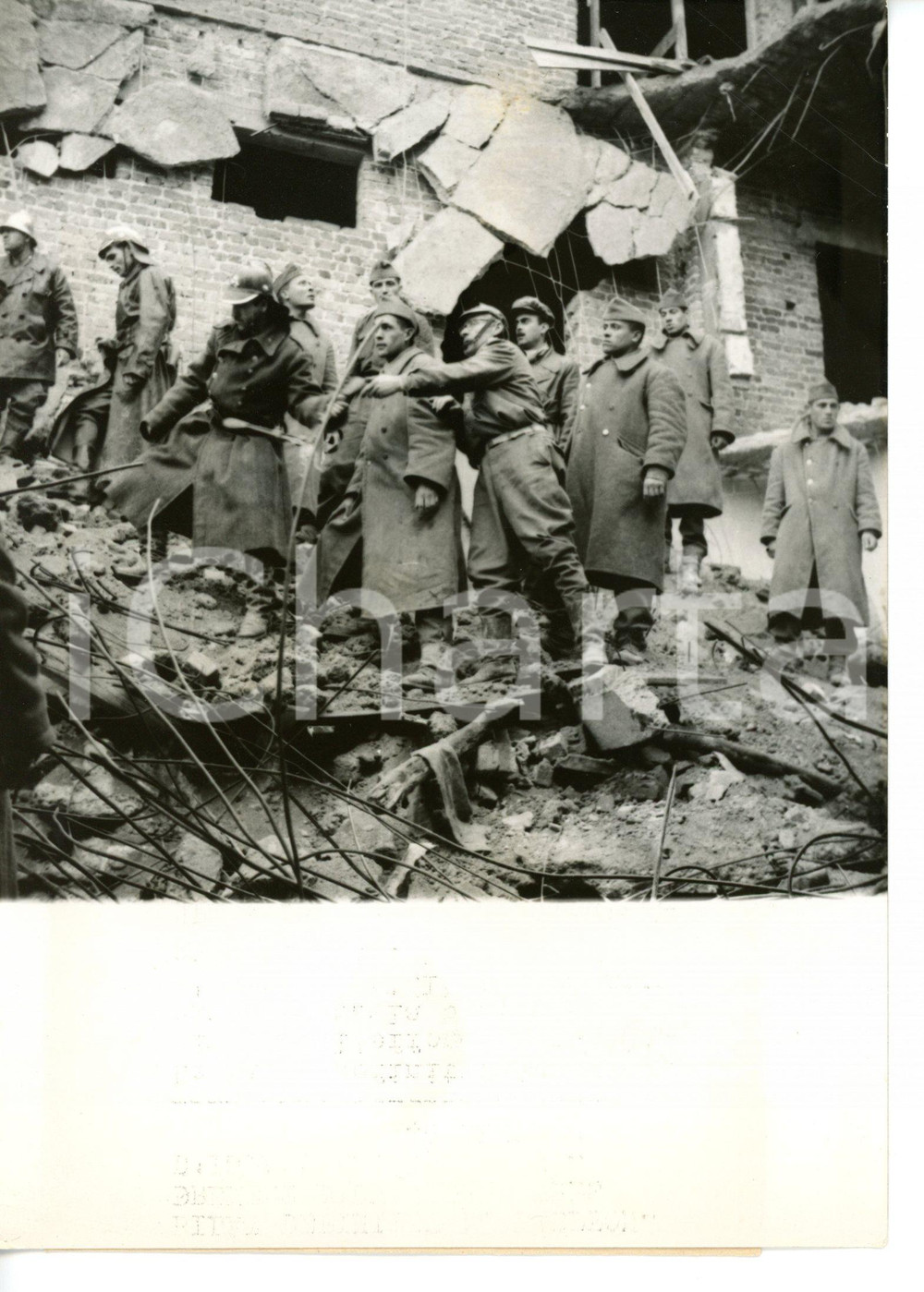 1959 ISTAMBUL Cinema tragedy - Firemen and troops during salvage operations 