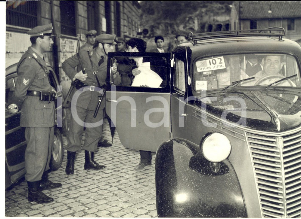 Elezioni 1953 ROMA Arrivo delle schede alla Pretura dell'ufficio elettorale FOTO