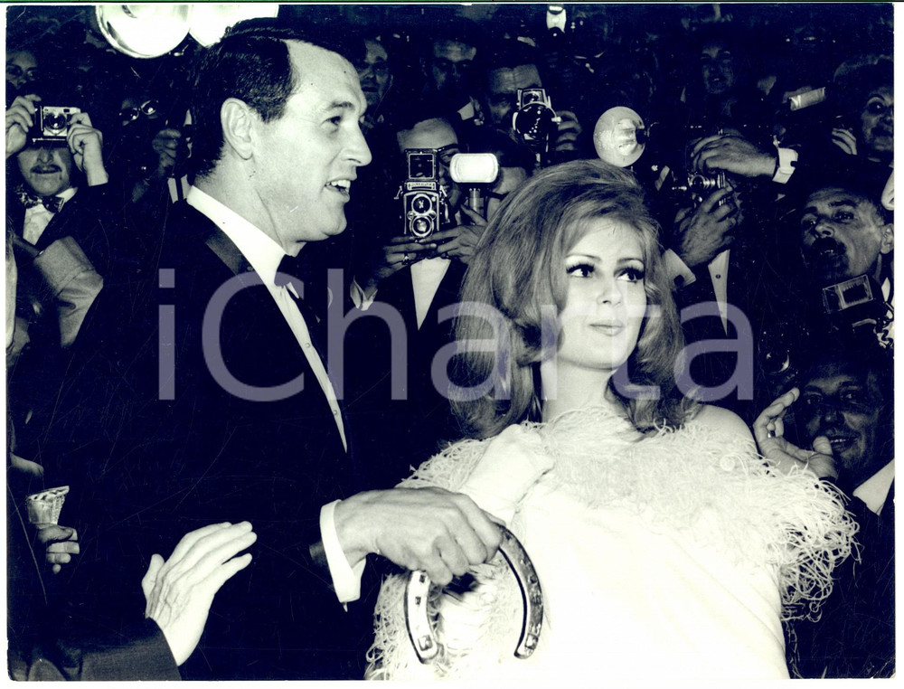 1966 MILANO CINEMA Rock HUDSON e Pamela TIFFIN tra i fotografi *Foto 24x18 