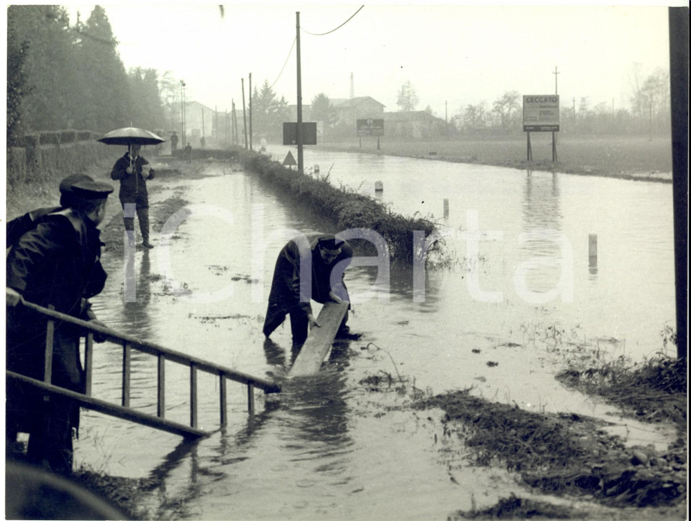 1966 MILANO Via NOVARA Area DAZIO - Strada allagata per maltempo *Foto 24x18
