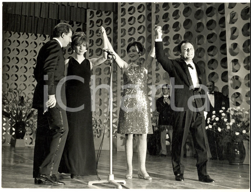 1967 FESTIVAL DI SANREMO I vincitori Claudio VILLA e Iva ZANICCHI *Foto 24x18