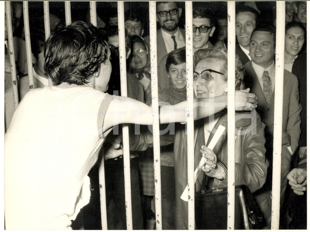 1969 MILANO ATLETICA Paola PIGNI abbraccia la madre dopo il record *Foto 24x18