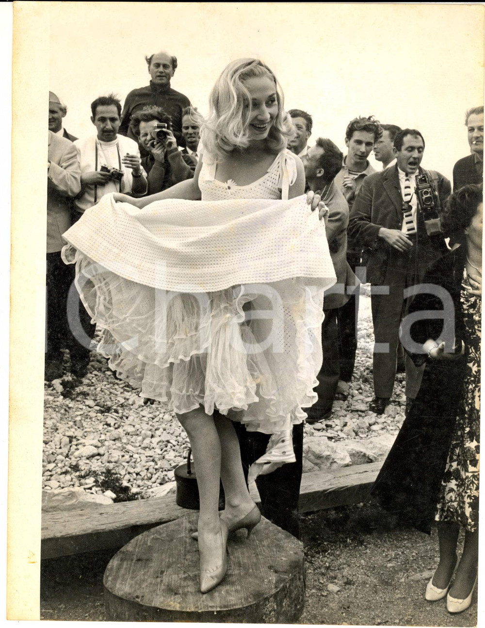 1959 FESTIVAL DI CANNES Aspirante attrice in posa per i fotografi *Foto 18x24 cm