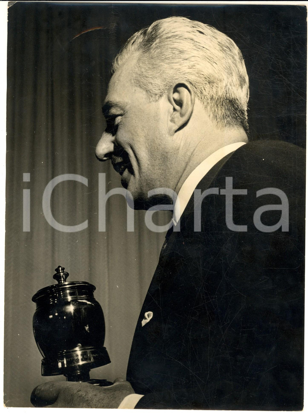 1954 SAINT-VINCENT Vittorio DE SICA con la grolla d'oro vinta *Foto 18x24 cm 