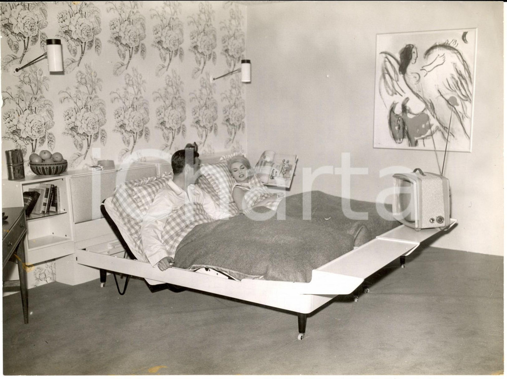 1960 LONDON Westbury Hotel - Kent SWIFT Pat KNIGHT in SLUMBERLAND divan bed 