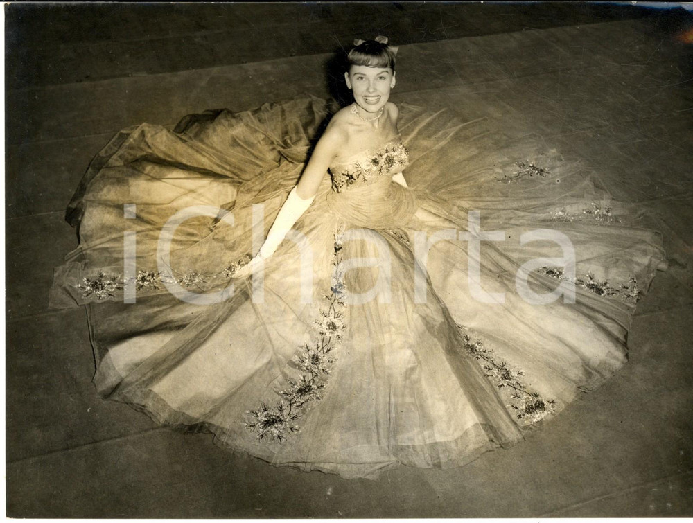1953 LONDON Saville Theatre - Diana DECKER in a Digby Morton dress - Photo 20x15