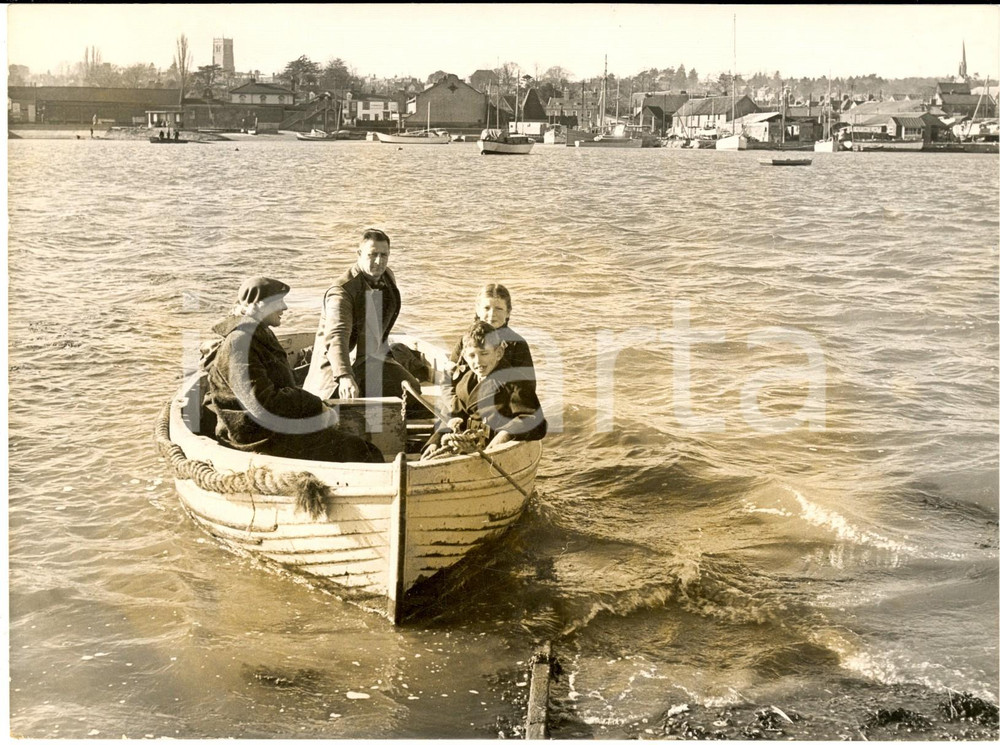 1958 SUTTON Ferryboat arriving with ferryman Roy BULLER *Photo 20x15 CM