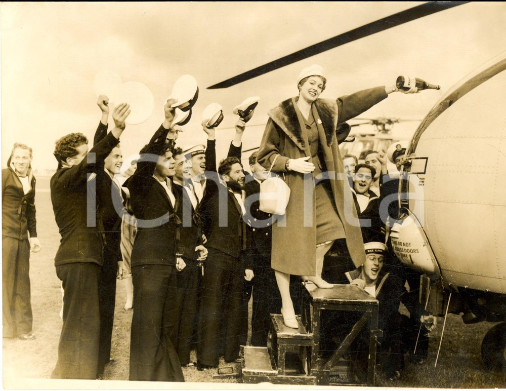 1958 LEE-ON-THE-SOLENT Windmill girl Yvette DAVIS leaving *Photo 20x15
