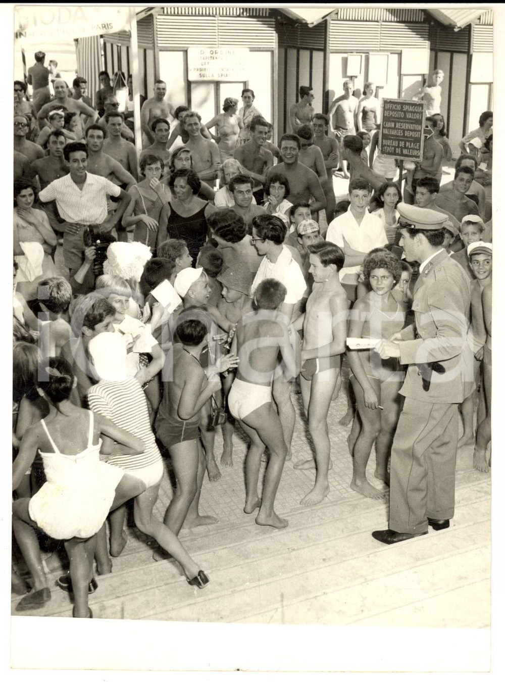 1956 VENEZIA Mostra del Cinema - Polizia blocca i bambini in cerca di autografi