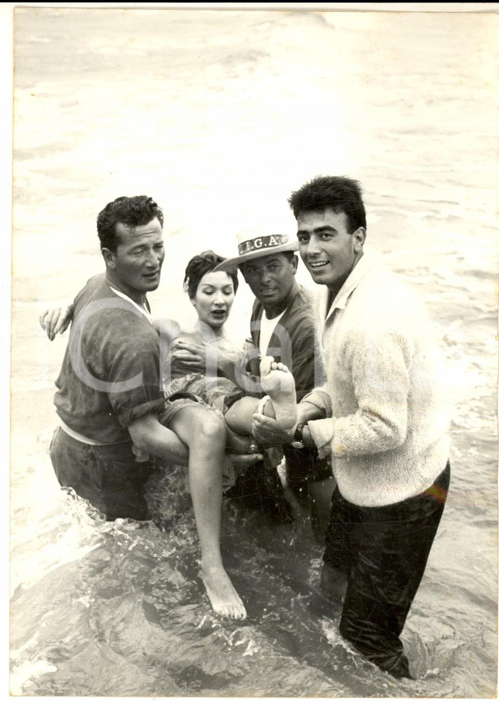 1959 VENEZIA Mostra del Cinema - Piera ALLEGRO soccorsa in un finto annegamento