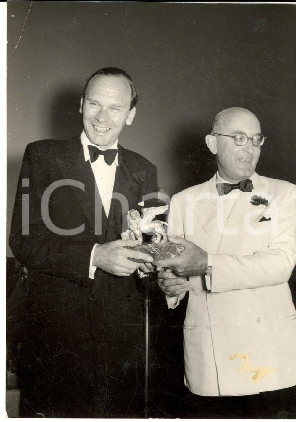1954 VENEZIA Mostra del Cinema - John PRICE alla consegna del Leone d'argento