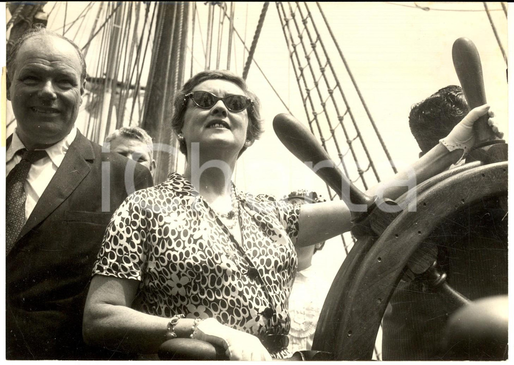1958 FIUMICINO Bette DAVIS alla partenza del veliero "Bonhomme Richard" *Foto