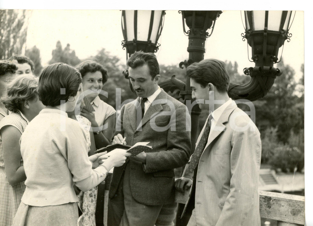 1954 VENEZIA Il regista Luciano EMMER firma autografi ai fan *Foto 18x24 cm