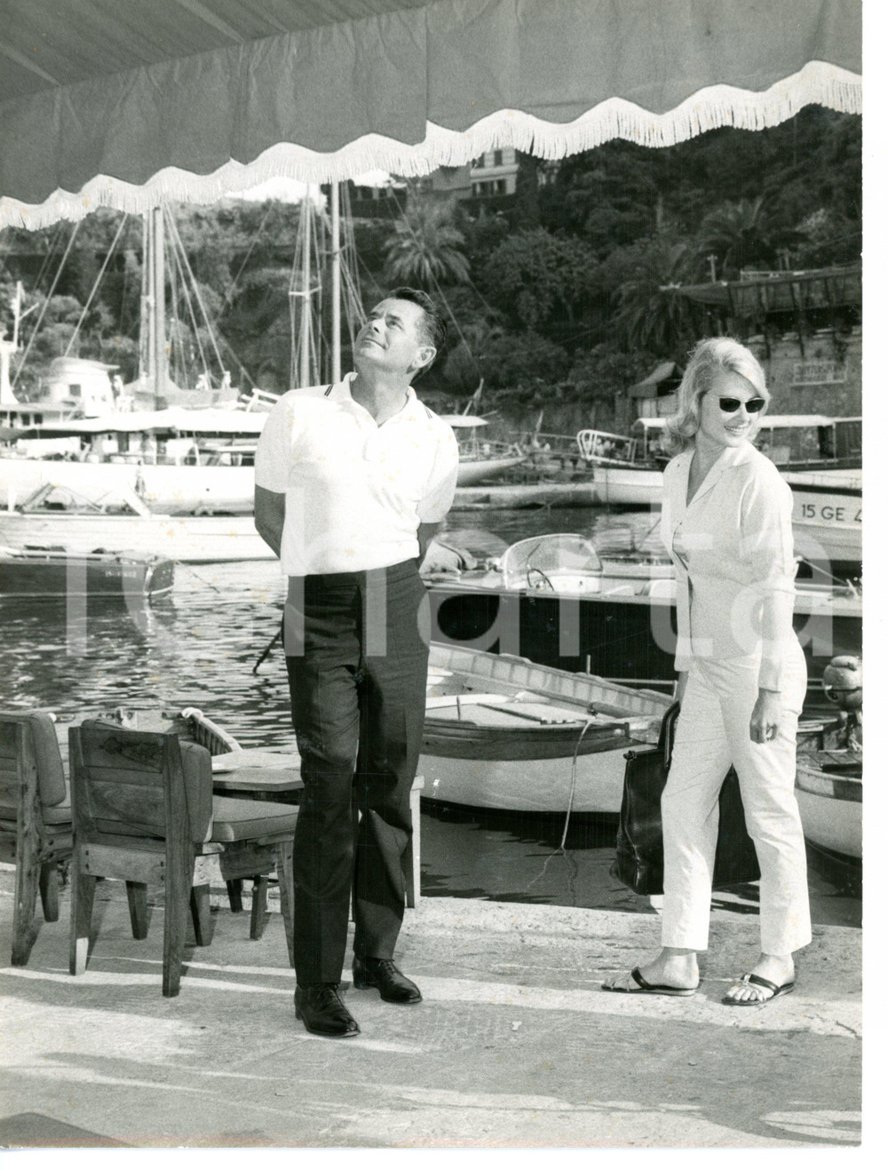 1962 PORTOFINO L'attore Glenn FORD a passeggio sul molo con Hope LANGE *Foto