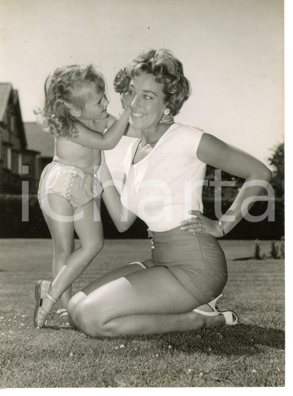 1958 ST ANNES-ON-SEA Joan EDWARDS playing with her daughter *Photo 15x20 cm
