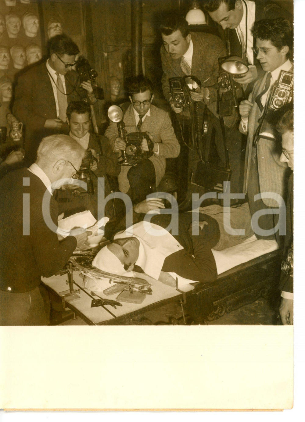 1957 CINEMA Gianni ESPOSITO paparazzato durante realizzazione maschera di gesso