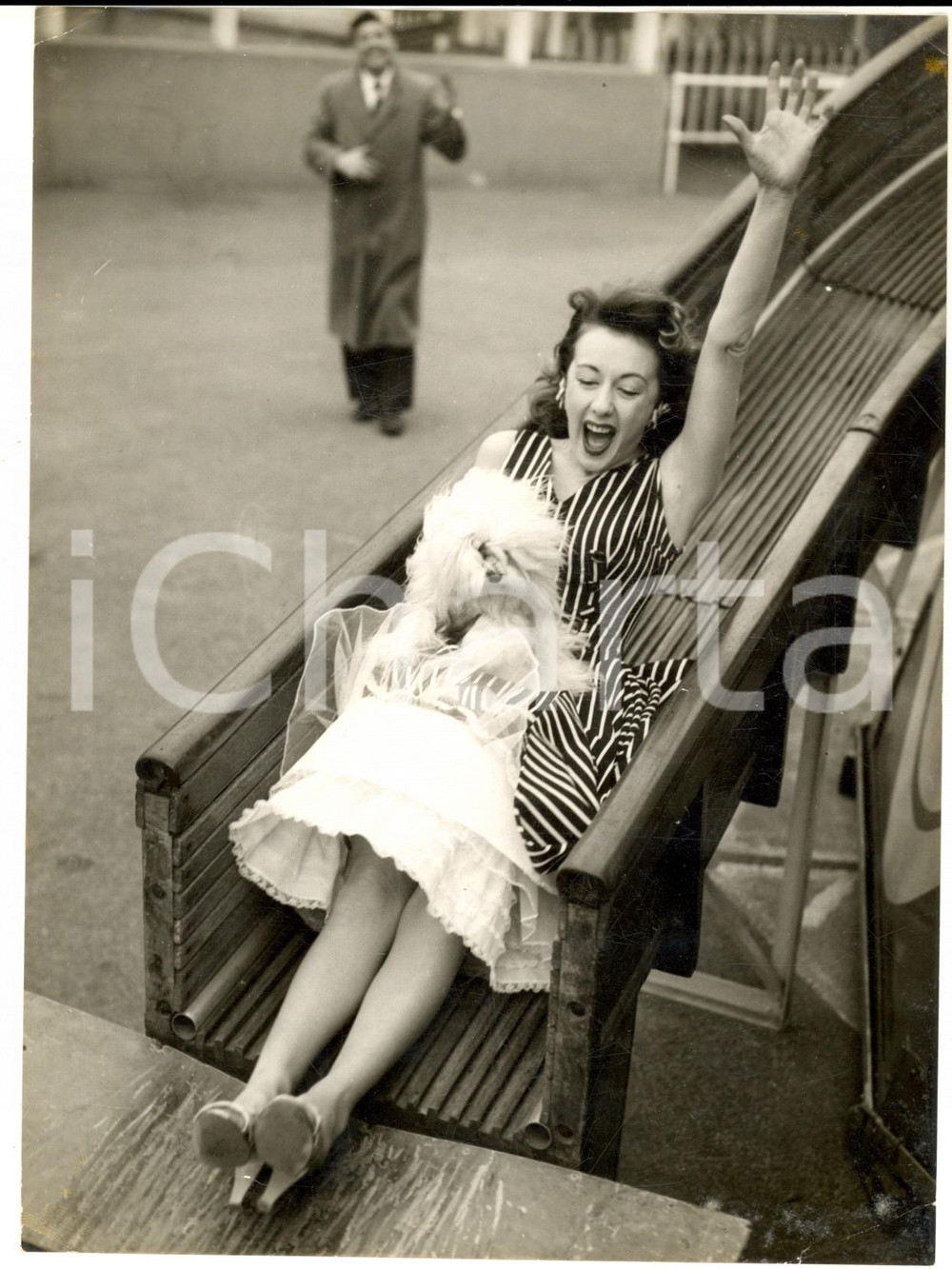 1956 LONDON Festival Gardens - Lorrae DESMOND with her dog *Photo 15x20 cm