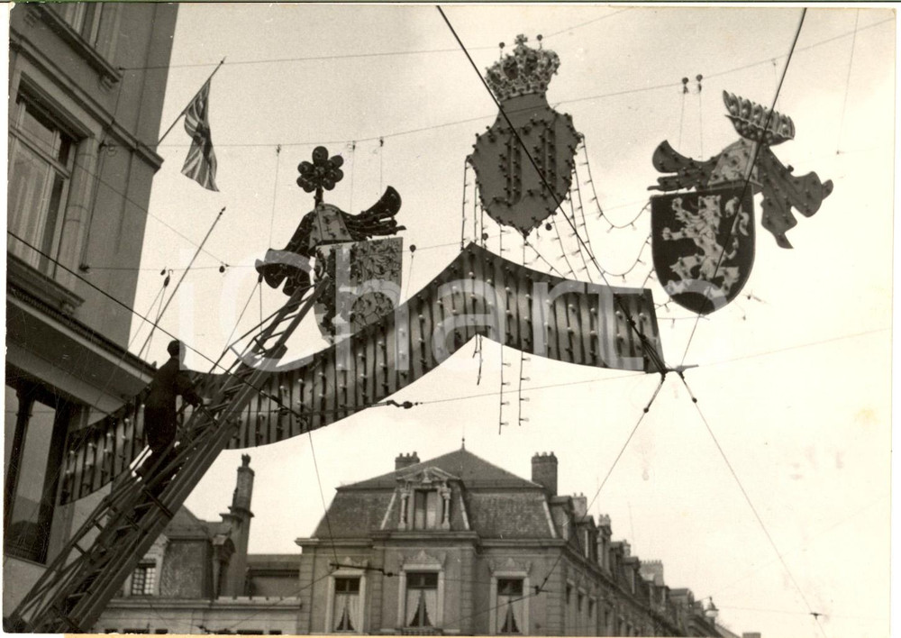 1953 LUXEMBOURG Banderolles pour le mariage du prince héritier Jean *Photo Fotografia d'epoca con didascalia dattiloscritta coeva al verso.  FORMATO: 18x13 cm  CONDIZIONI: G (lieve macchia al lato destro)       originale e autentica 1