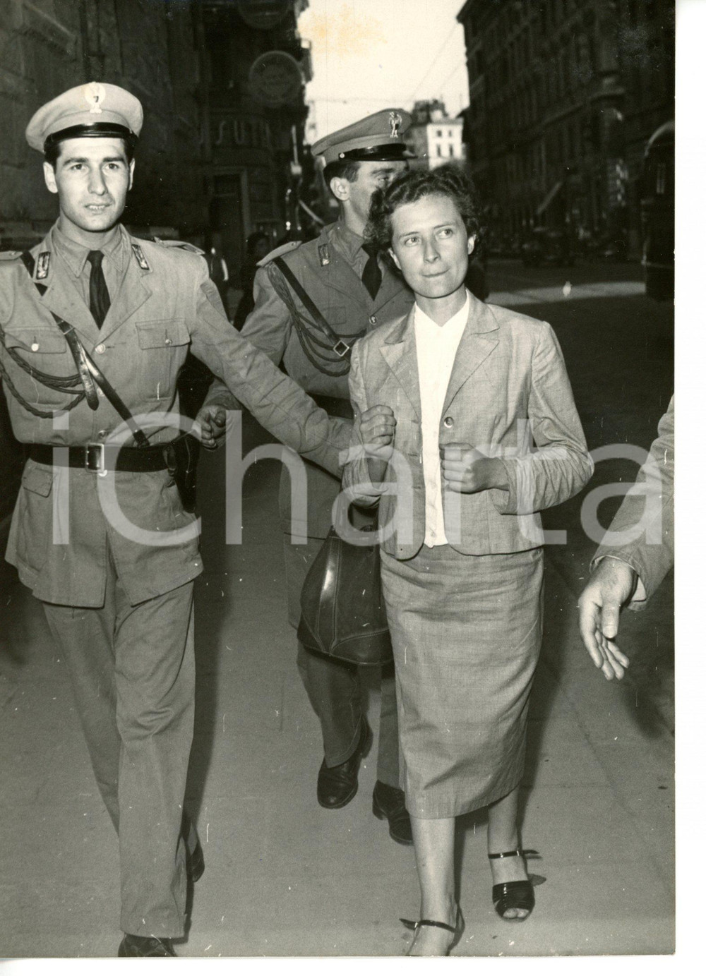 1953 ROMA - CRONACA NERA Jolanda BERGAMO scortata dai Carabinieri *Foto 13x18 cm