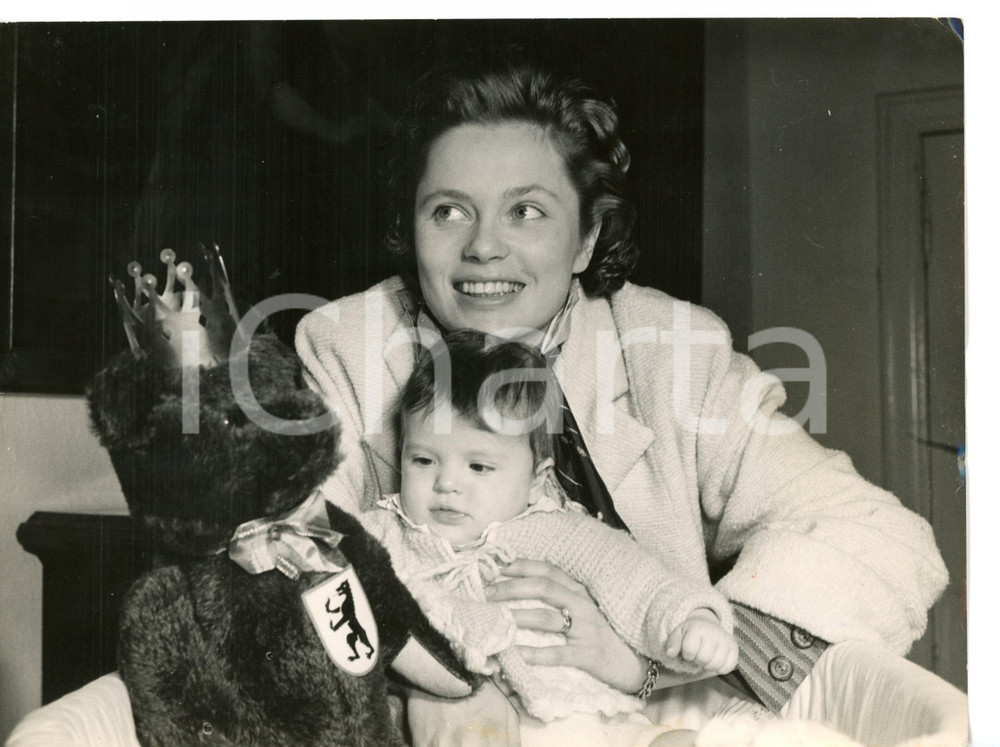 1954 BERLIN Swedish actress Ulla JACOBSSON with her daughter *Foto 20x15 cm