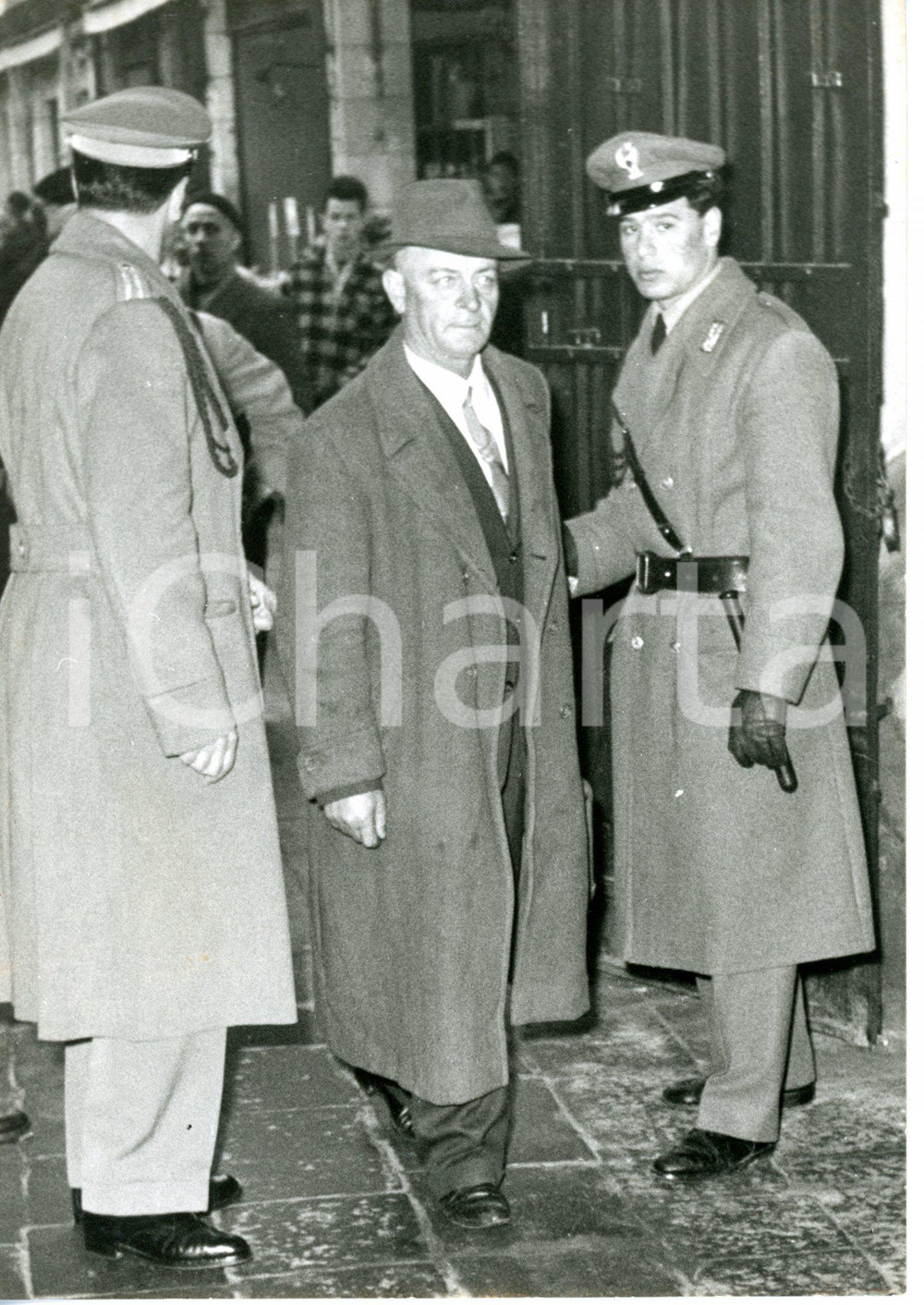 1957 VENEZIA - CASO MONTESI Testimone Giacomo MANGIAPELO scortato dalla Polizia