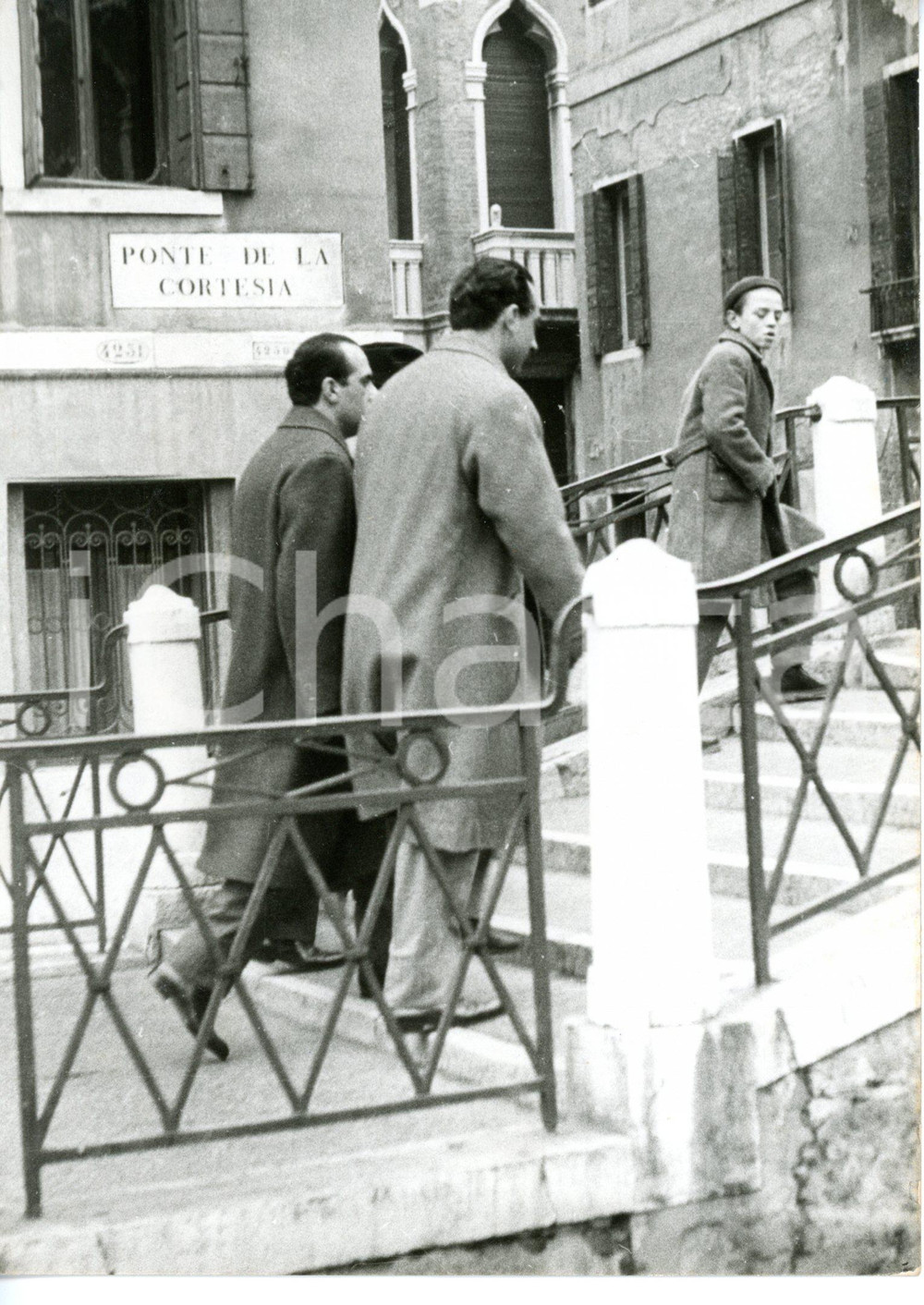 1957 VENEZIA - MONTESI Piero e Leone PICCIONI attraversano Ponte de la Cortesia