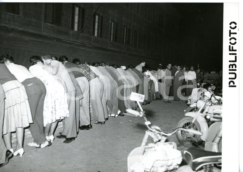1957 VENEZIA - CASO MONTESI Folla di curiosi al carcere Regina Coeli *Foto 18x13