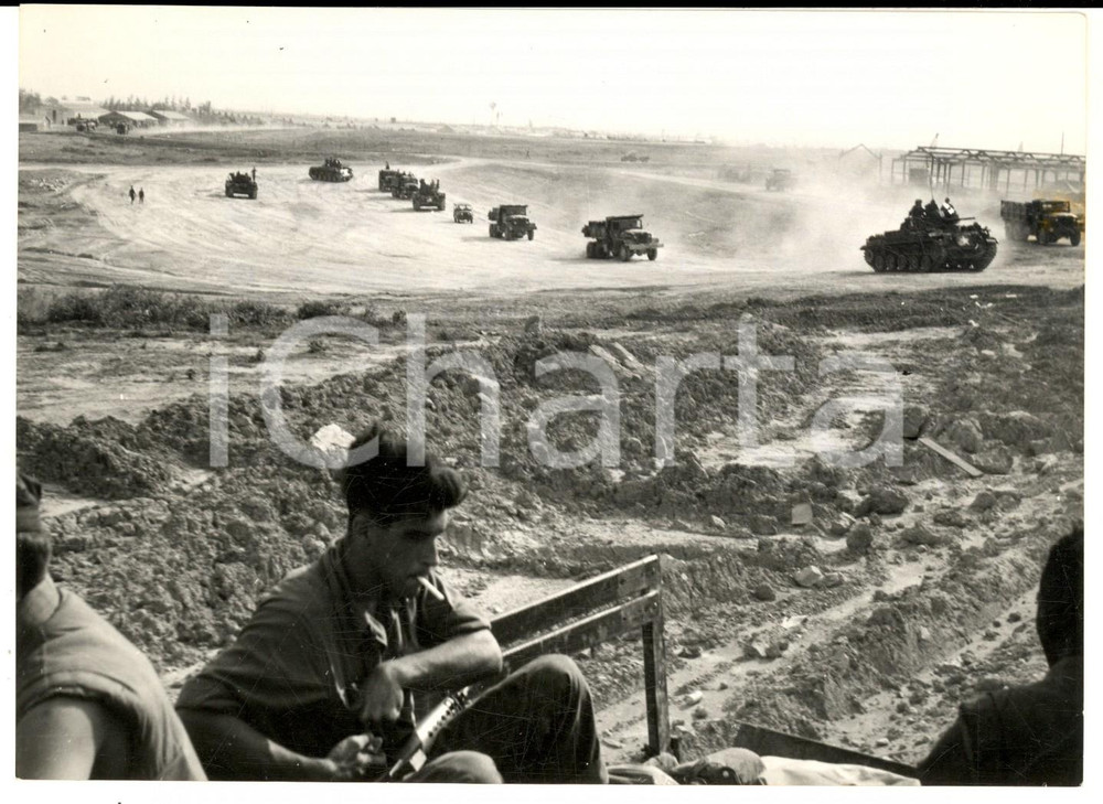 1967 GUERRA DEL VIETNAM Mezzi meccanizzati in movimento sotto il sole *Foto