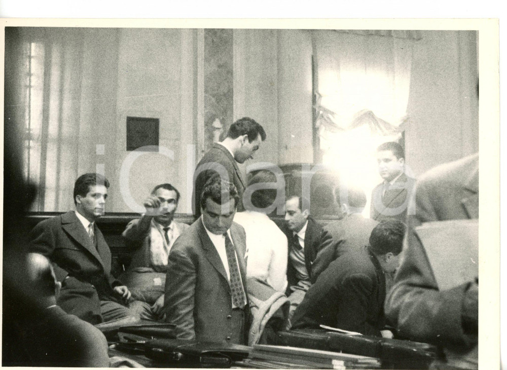 1957 VENEZIA - CASO MONTESI Pasquale VENUTI e Francesco TANNOIA durante processo Fotografia d'epoca con didascalia coeva. CONDIZIONI: FAIR (bassa qualit&agrave; di stampa) FORMATO: 18x13 cm    originale e autentica 1